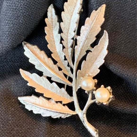 Vintage brooch with pearls - Picture 1 of 4